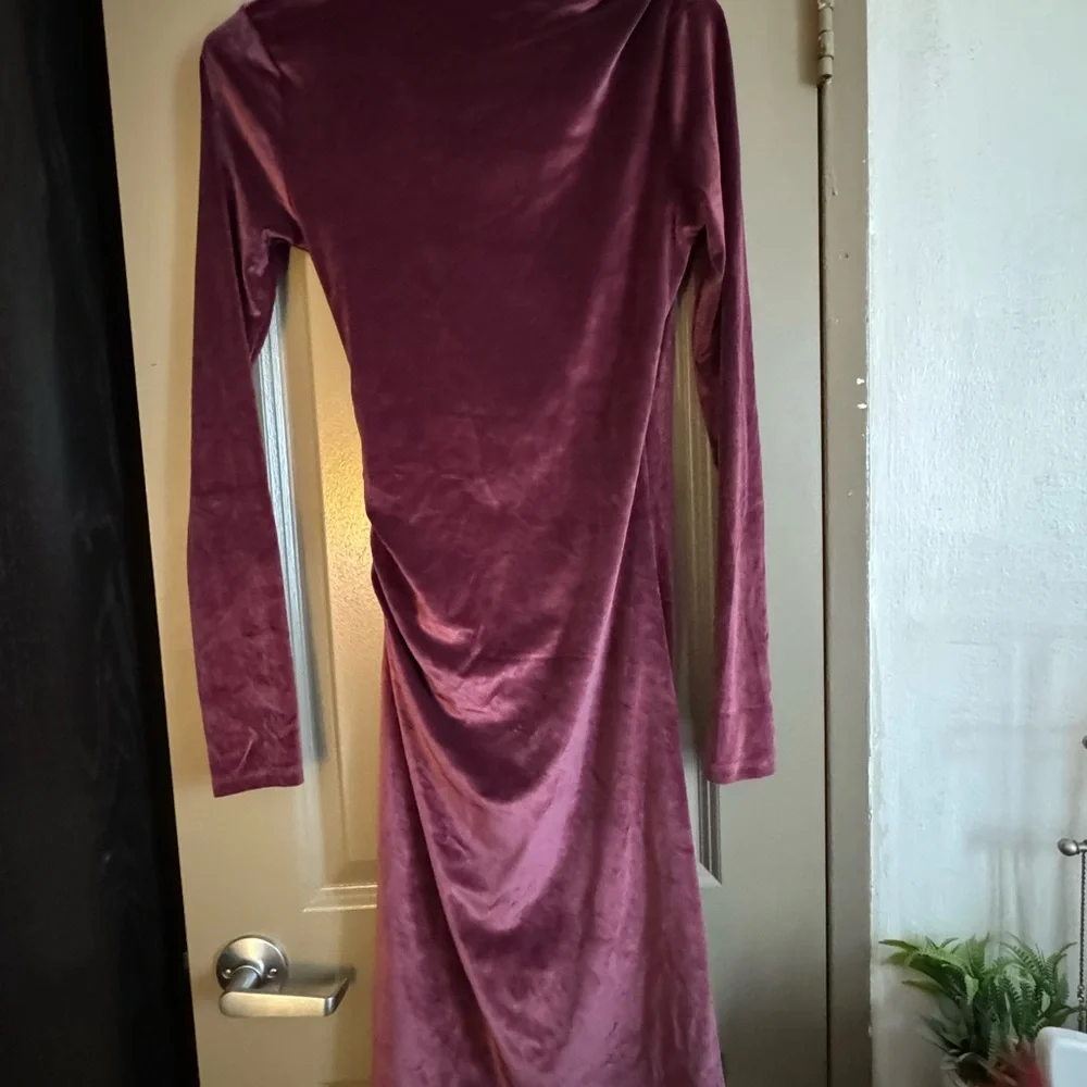 Elegant Velvet Wrap Dress in Purple S - Picture 3 of 3